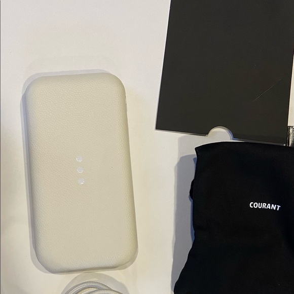New in Box Courant Carry Wireless Charging Bank for Phones - Picture 6 of 16